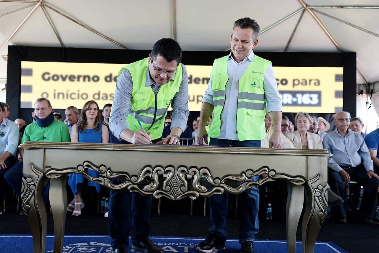 Presidente da Nova Rota do Oeste, Luciano Uchoa, e governador Mauro Mendes assinam ordem de serviço  - Foto por: Mayke Toscano/Secom-MT