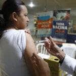 São Paulo SP, 30/08/2023, A Secretaria Municipal da Saúde (SMS), por meio do Programa Municipal de Imunizações (PMI), realiza as ações de vacinação extramuro contra Covid-19 e influenza, vírus causador da gripe, nas estações do Metrô, da Companhia Paulista de Trens Metropolitanos (CPTM) e em terminais de ônibus, que ocorre em todas as regiões da cidade. Foto: Paulo Pinto/ Agência Brasil