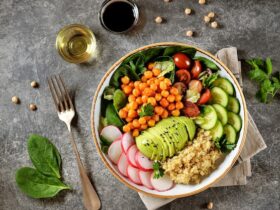 salada vegetariana saudavel com grao de bico quinua pepino rabanete e abacate 199073 545