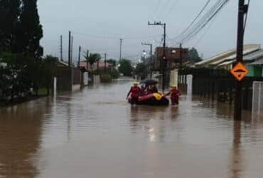 Santa Catarina - Chuvas: após 2ª morte, Santa Catarina decreta fechamento de barragens. Resgate na cidade de Tubarão. Foto: CBMSC