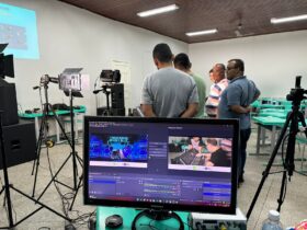 Durante os cursos, os estudantes terão contato com diferentes softwares de edição.  - Foto por: Instituto Brasil