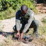 Agente ambiental manuseando o drone em campo  - Foto por: Karla Silva/Sema-MT