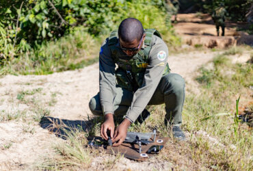 Agente ambiental manuseando o drone em campo  - Foto por: Karla Silva/Sema-MT