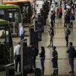 Brasília (DF), 09/08/2023 - Movimentação de passageiros e ônibus na Rodoviária do Plano Piloto. Nos dias 8 e 9 de agosto acontece, em Brasília, o 36º Seminário Nacional de Transporte Urbano, em que empresários, entidades de classe, especialistas e representantes de governo debatem as mudanças necessárias no setor. Foto: Marcelo Camargo/Agência Brasil