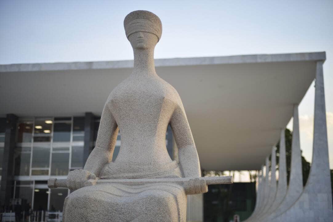 Fachada do Supremo Tribunal Federal (STF) com estátua A Justiça, de Alfredo Ceschiatti, em primeiro plano. Por: Marcello Casal JrAgência Brasil