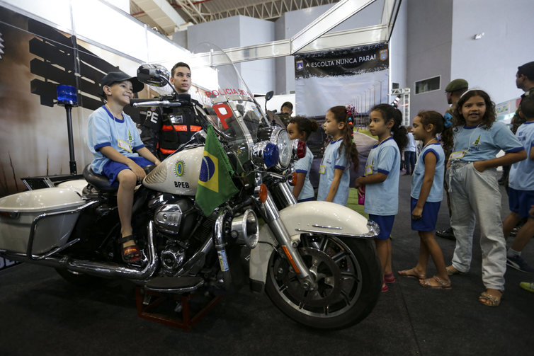 Brasília (DF), 16/10/2023 - Alunos de escolas do DF interagem com mostras da 20ª Semana Nacional de Ciência e Tecnologia (SNCT), no Centro de Convenções Ulysses Guimarães. Foto: Marcelo Camargo/Agência Brasil