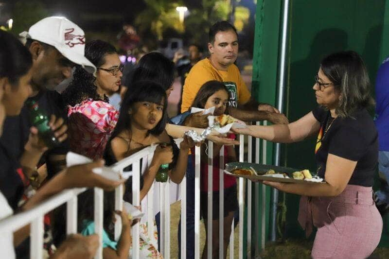 tradicional corte do bolo alegra aniversario da cidade com 13 mil pedacos distribuidos