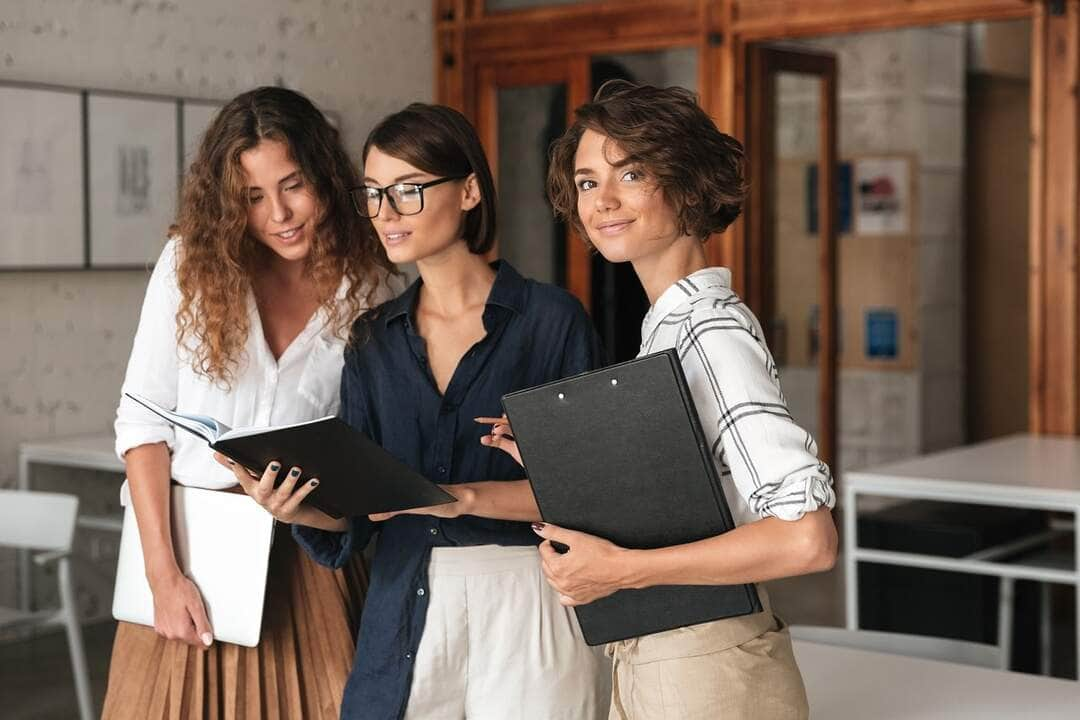 tres mulheres de negocios no escritorio de trabalho co