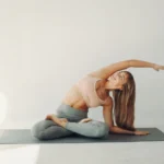 uma linda garota esta envolvida em um estudio de yoga 1157 29599