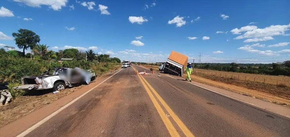 Acidente com caminhonete e duas carretas deixa três pessoas mortas na BR-163 — Foto: PRF