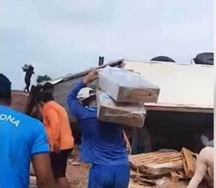 Carga de frango é saqueada após caminhão tombar; fato aconteceu na BR-070