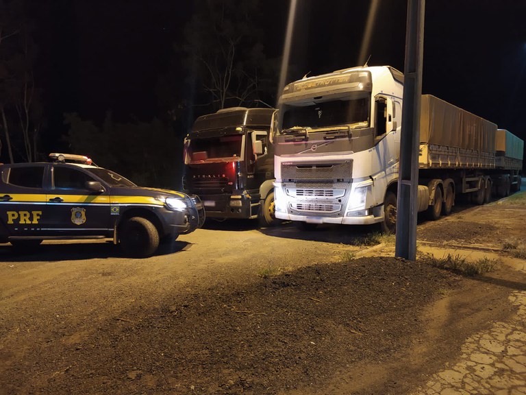 PRF localiza motorista sequestrado e recupera dois caminhões roubados em MT