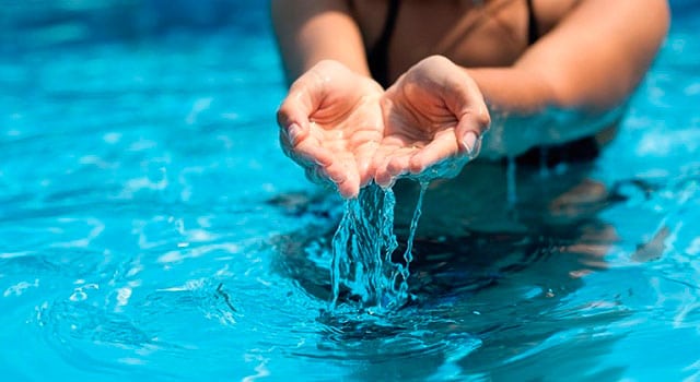 A supervisão adequada de crianças e adultos durante o uso da piscina é fundamental para prevenir acidentes.