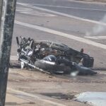 O acidente envolvendo a motocicleta Yamaha/Factor YBR 125 e uma picape Ford, aconteceu no cruzamento da Avenida Bandeirantes com a Rua Fernando Correa da Costa, no centro do município.