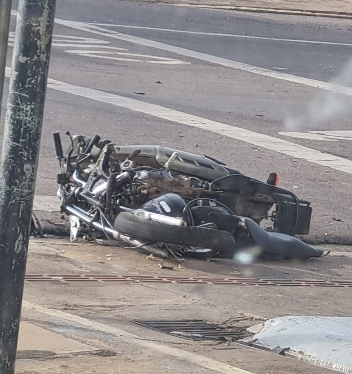 O acidente envolvendo a motocicleta Yamaha/Factor YBR 125 e uma picape Ford, aconteceu no cruzamento da Avenida Bandeirantes com a Rua Fernando Correa da Costa, no centro do município.