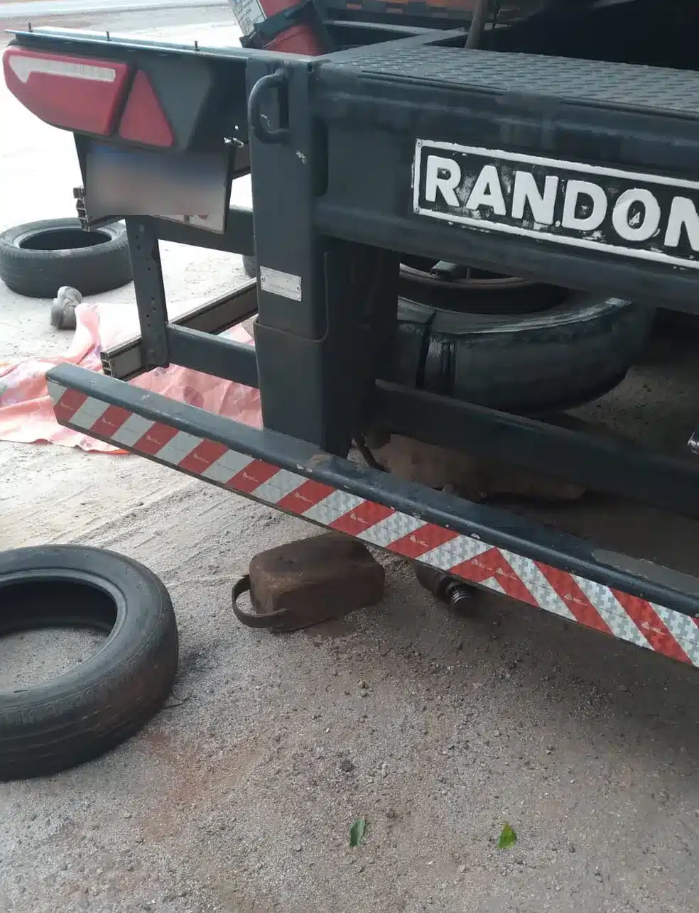 Homem morre esmagado ao trocar pneu de carreta