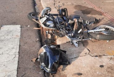 Motociclista morre após ser atropelado por caminhonete que furou sinal vermelho