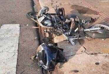 Motociclista morre após ser atropelado por caminhonete que furou sinal vermelho