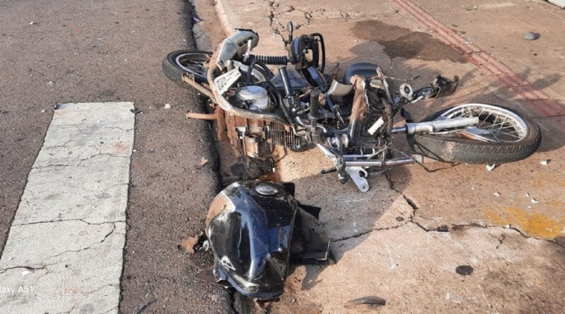 Motociclista morre após ser atropelado por caminhonete que furou sinal vermelho