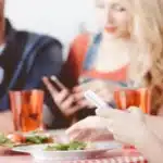 Por que você nunca deve comer vendo o celular
