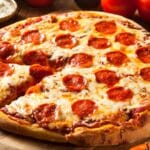 Receita de pizza com massa bem macia (queijo, pepperoni, cogumelos e muito mais) | Canva