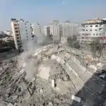 Ruinas da Torre Watan destruidas em paises israelenses na cidade de Gaza © Agencia Palestina de Noticias e Informacao Wafa em contrato com a APAimages via Wikimedia Commons