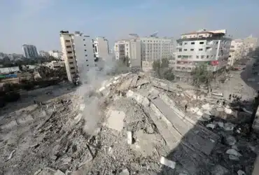 Ruinas da Torre Watan destruidas em paises israelenses na cidade de Gaza © Agencia Palestina de Noticias e Informacao Wafa em contrato com a APAimages via Wikimedia Commons