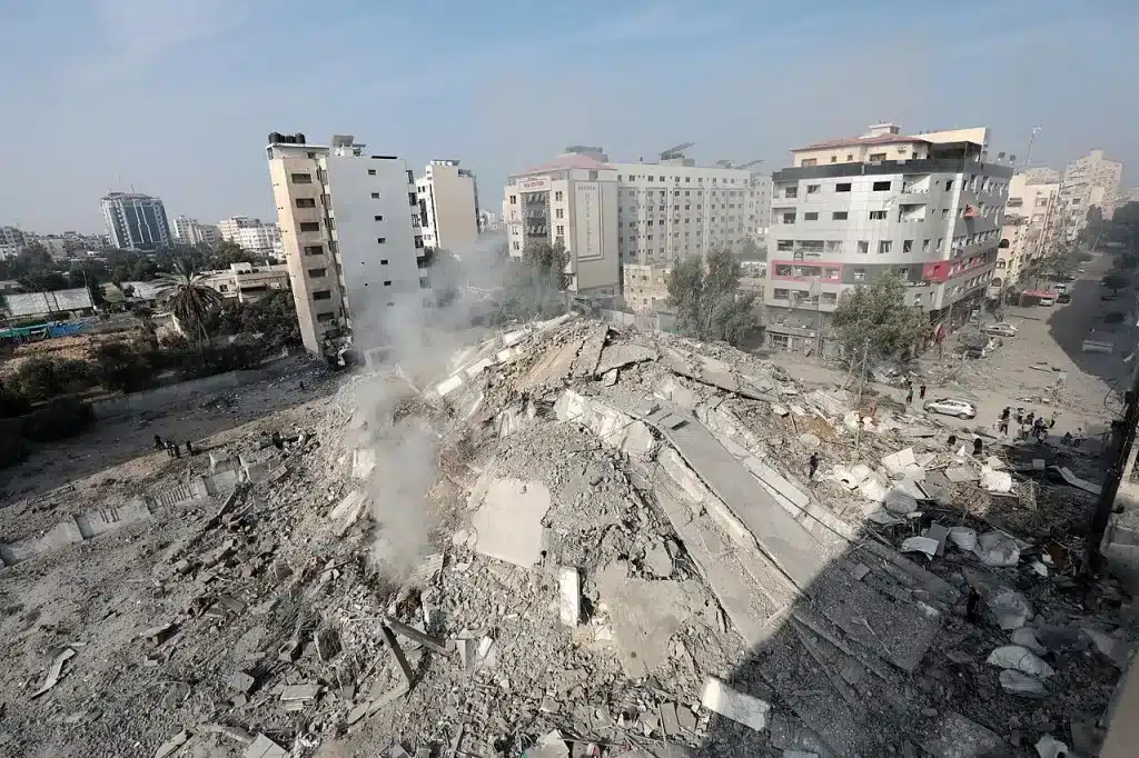 Ruinas da Torre Watan destruidas em paises israelenses na cidade de Gaza © Agencia Palestina de Noticias e Informacao Wafa em contrato com a APAimages via Wikimedia Commons