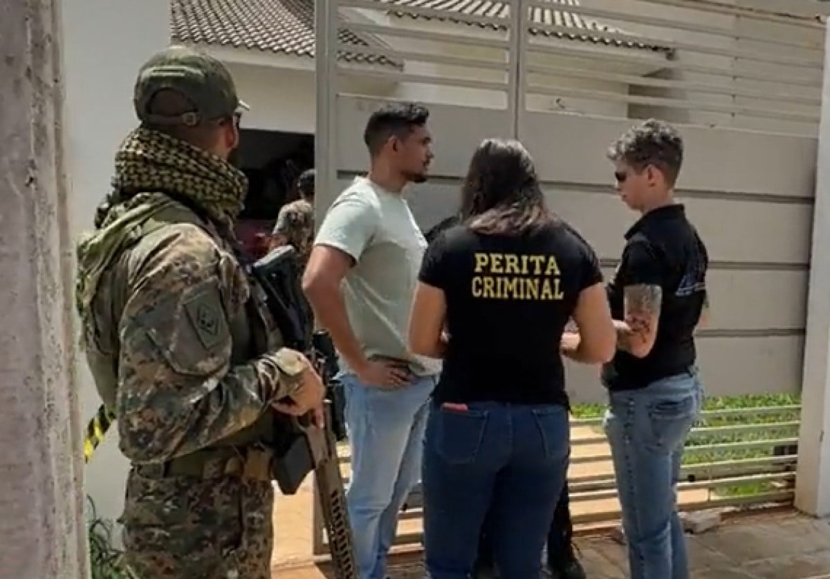 Vizinhos acionaram a Polícia Militar após sentirem falta das vítimas. Com auxilio do Corpo de Bombeiros, os militares entraram na casa, entraram as vítimas.