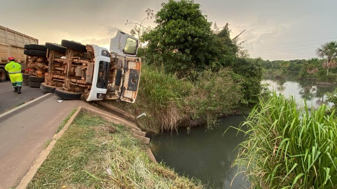 Motorista fica preso às ferragens após caminhão tombar na BR-163 em Sorriso