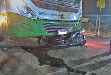 Moto para embaixo de ônibus em acidente em Cuiabá