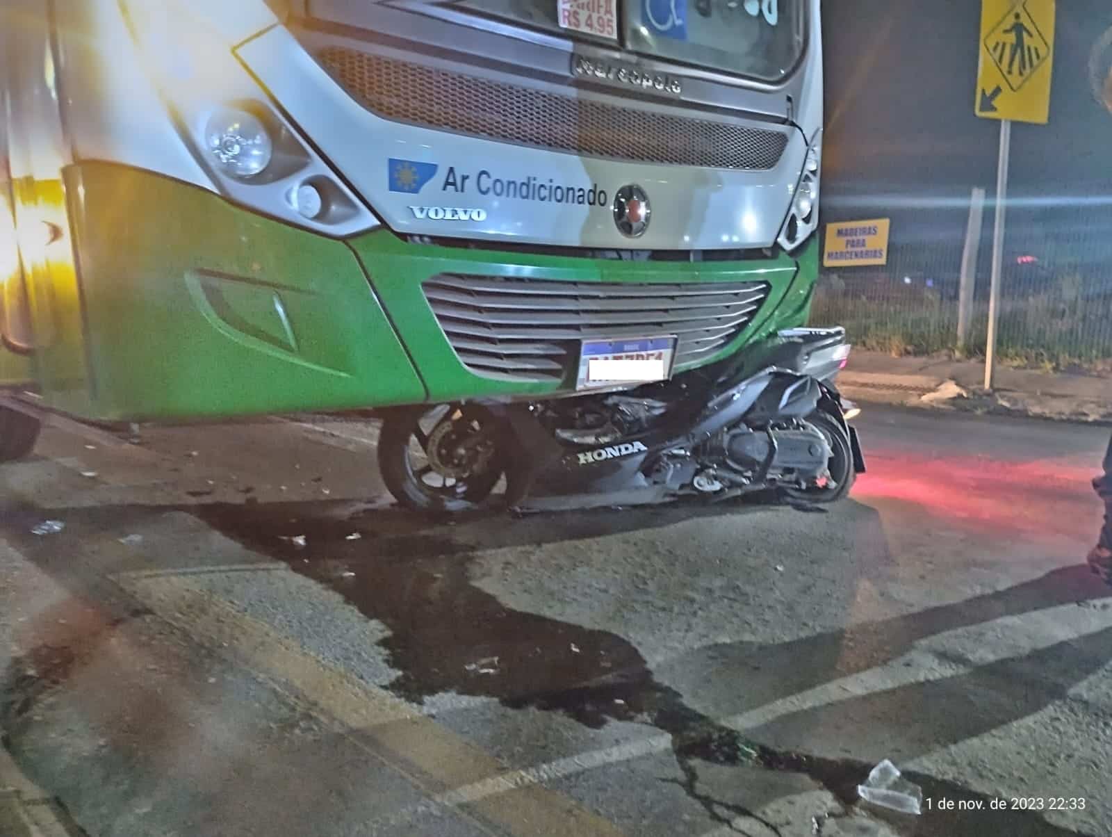 Moto para embaixo de ônibus em acidente em Cuiabá