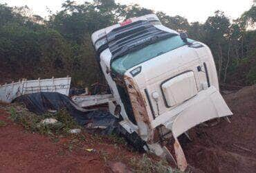 Caminhão fica destruído após ponte ceder na MT-140