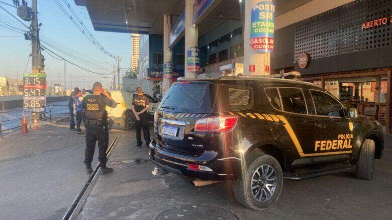 OPERAÇÃO JUMBO 3 CUIABA/MT- A Polícia Federal em ação conjunta com o Gaeco (MPMT), no âmbito da OPERAÇÃO JUMBO, com o apoio da Agência Nacional do Petróleo (ANP), deflagaram hoje, 13/11, mais uma fase de enfrentamento da Operação Jumbo que tem o objetivo de combater o trafico de drogas e lavagem de dinheiro. Foram cumpridos, em Cuiabá/MT e Mirassol d`Oeste/MT, 6 (seis) mandados de busca e apreensão bem como encerrada as atividades empresariais de 3 (três) postos de combustíveis e de 2 (duas) transportadoras. A operação foi autorizada pela 7ª Vara Criminal de Cuiabá/MT, tratando-se do desdobramento da primeira fase da Operação JUMBO, que desarticulou organização criminosa sediada nesta capital mato-grossense. As investigações e investidas contra o tráfico de drogas continuam, com especial atenção à prisão das lideranças e descapitalização das ORGANIZAÇÕES CRIMINOSAS.