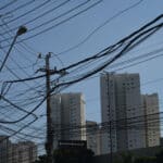 São Paulo - As agências Anatel e Aneel notificaram as operadoras Claro, Oi, TIM e Vivo para regularizarem suas instalações em postes de eletricidade da AES Eletropaulo Por: Rovena Rosa/Agência Brasil