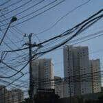 São Paulo - As agências Anatel e Aneel notificaram as operadoras Claro, Oi, TIM e Vivo para regularizarem suas instalações em postes de eletricidade da AES Eletropaulo Por: Rovena Rosa/Agência Brasil