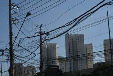 São Paulo - As agências Anatel e Aneel notificaram as operadoras Claro, Oi, TIM e Vivo para regularizarem suas instalações em postes de eletricidade da AES Eletropaulo Por: Rovena Rosa/Agência Brasil