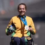 A ciclista Jady Malavazzi exibe medalha de ouro no Parapan de Santiago Por: Douglas Magno/CPB/Direitos Reservados