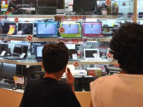Cartões de loja são hoje a forma de financiamento que mais leva o consumidor para a inadimplência Por: Arquivo/Agência Brasil