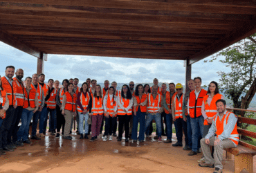 Comitiva do MME visita maior mina de extração de ouro no Brasil -