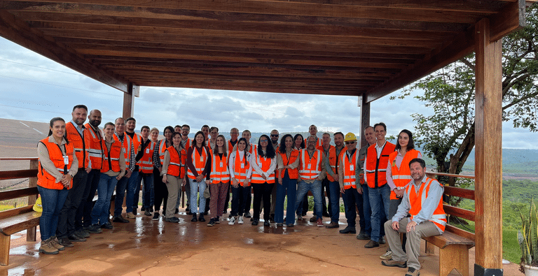 Comitiva do MME visita maior mina de extração de ouro no Brasil -