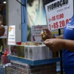 Vendedora entrega fragrâncias aos pedestres em loja na tradicional área de compras do Saara, no centro do Rio de Janeiro Por: Tomaz Silva/Agência Brasil