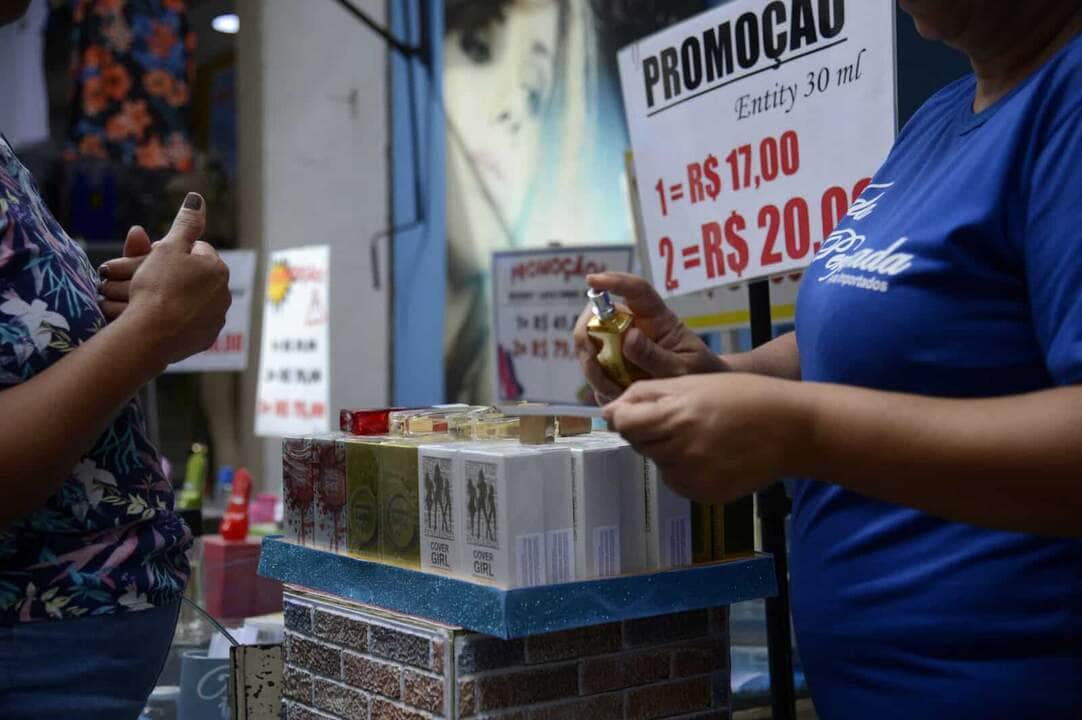 Vendedora entrega fragrâncias aos pedestres em loja na tradicional área de compras do Saara, no centro do Rio de Janeiro Por: Tomaz Silva/Agência Brasil