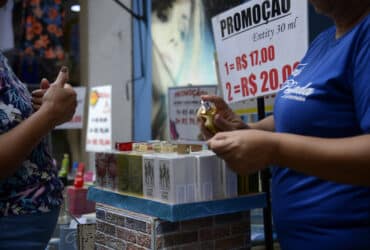 Vendedora entrega fragrâncias aos pedestres em loja na tradicional área de compras do Saara, no centro do Rio de Janeiro Por: Tomaz Silva/Agência Brasil
