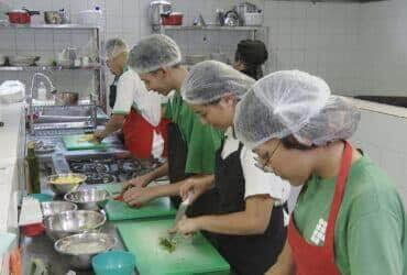 Brasília (DF) - Caminhos da Reportagem - Alunos do curso técnico de gastronomia do instituto federal de Brasília. A taxa de desemprego no Brasil é de 8,8%, segundo a pesquisa mais recente do IBGE. Já entre os jovens de 18 a 24 anos, esse índice é o dobro: 18%. Foto: Divulgaçāo