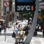 São Paulo SP 12/11/2023 Termometro marcando 39 graus na região da Praça da Sé. Foto: Paulo Pinto/Agência Brasil