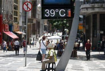 São Paulo SP 12/11/2023 Termometro marcando 39 graus na região da Praça da Sé. Foto: Paulo Pinto/Agência Brasil