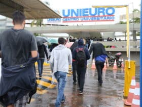 Estudantes chegam à faculdade Unieuro, em Brasília, para a realização da prova do Enade. Por: Antonio Cruz/ Agência Brasil