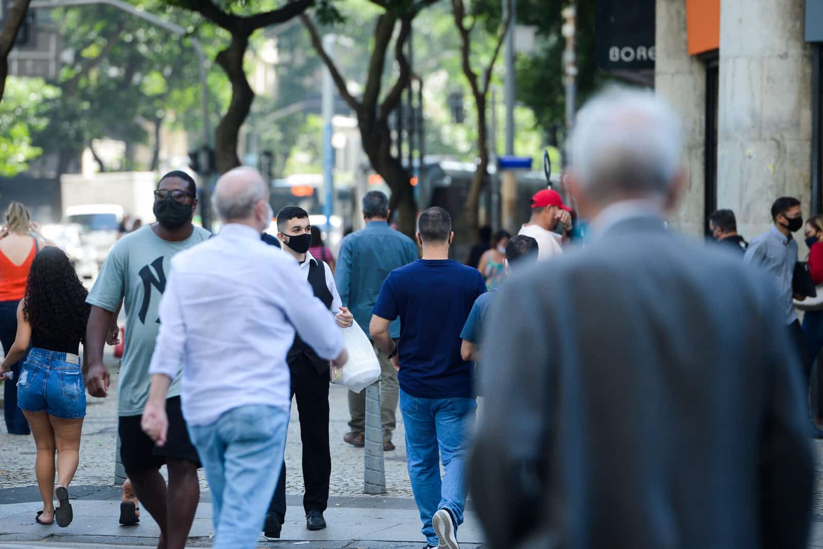 Pessoas com máscara caminham no centro do Rio de Janeiro Por: Tomaz Silva/Agência Brasil