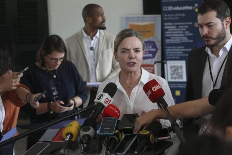 A presidente do Partido dos Trabalhadores, Gleisi Hoffmann fala à imprensa no CCBB, em Brasília Por: Antonio Cruz/Agência Brasil